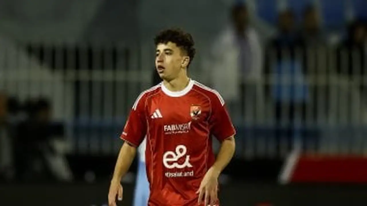 صفقة احترافية.. تطورات انتقال موهبة الأهلي بلال عطية إلى راسيينج الإسباني